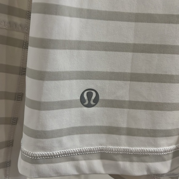 Lululemon long sleeve top size 4 - Picture 3 of 3
